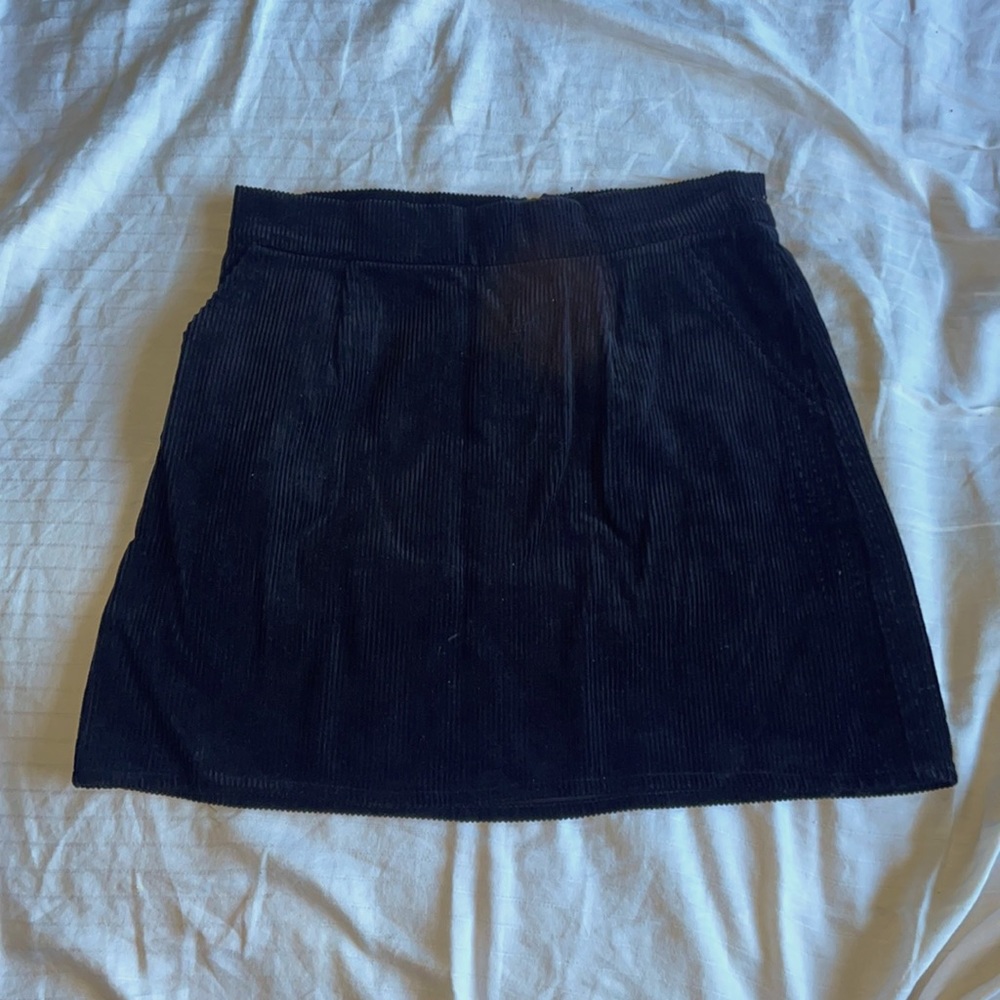 Black mini skirt with pockets